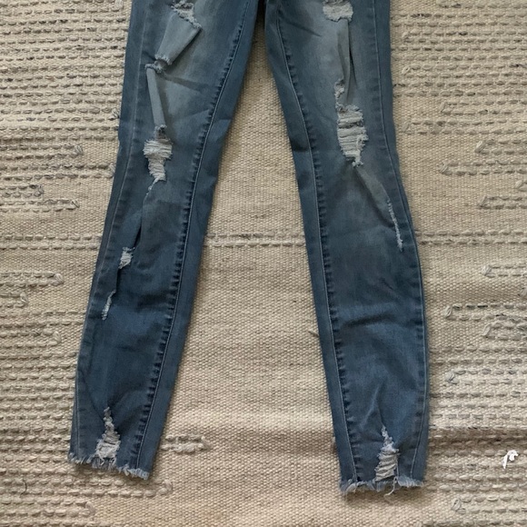 AEROPOSTALE RIPPED JEANS - Picture 2 of 2